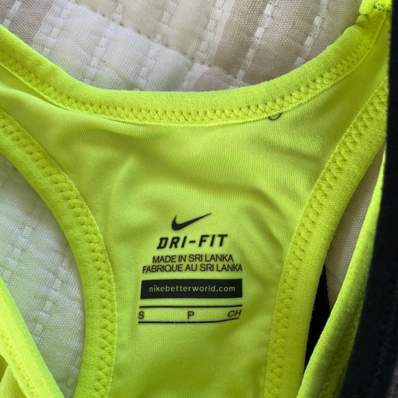Nike Dri-Fit Top Built in sports bra - Picture 2 of 6